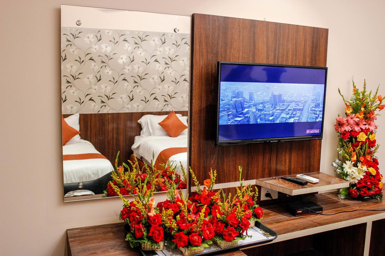 Regenta Inn Larica Kolkata Bagian luar foto
